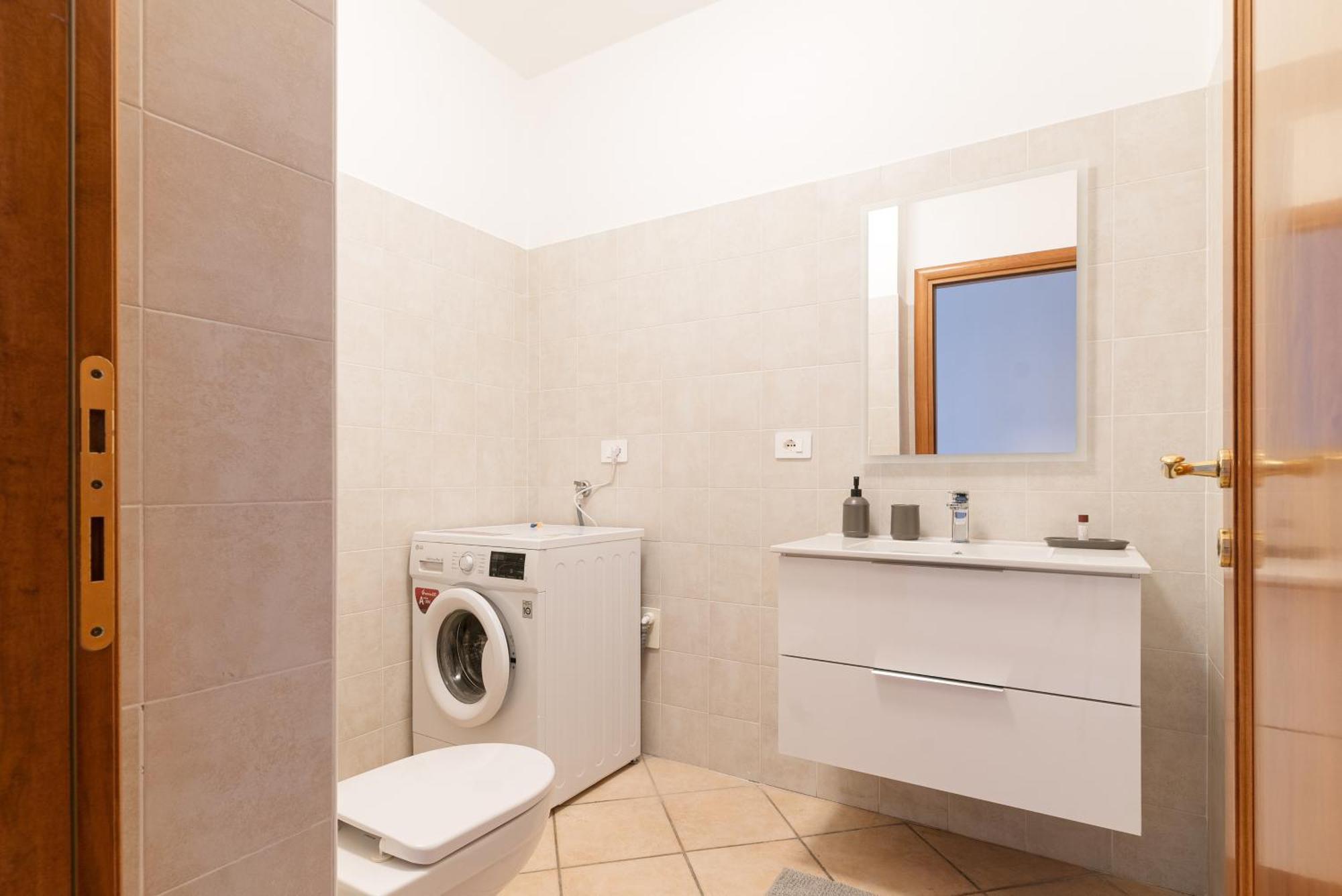 Spacious 600 Mt To Metro M3 Comasina Mailand